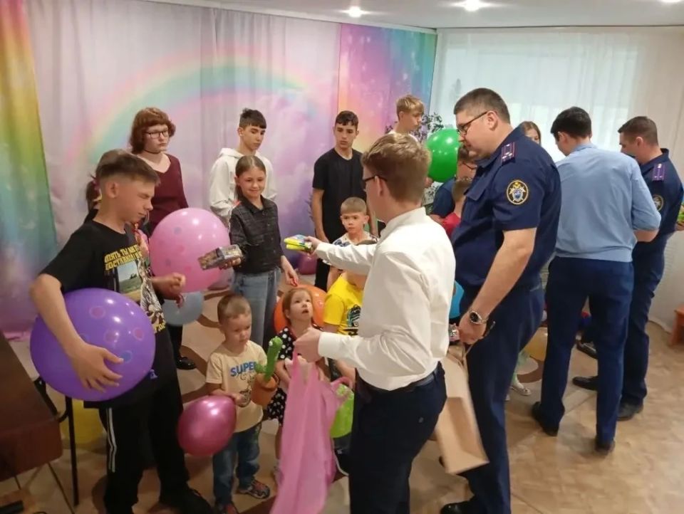 Сотрудники следственного управления СК России по Амурской области посетили социально-реабилитационные центры для несовершеннолетних и детские дома Сотрудники следственного управления СК России по Амурской области посетили социально-реабилитационные центры для несовершеннолетних и детские дома
