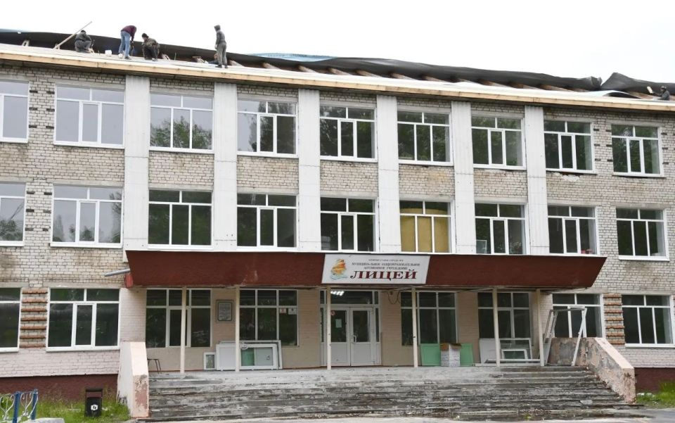 Константин Дьяконов проверил ход капремонта городского лицея в Зее Константин Дьяконов проверил ход капремонта городского лицея в Зее