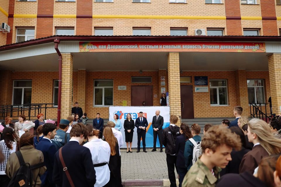 Благовещенск, 1 июня. В первый день основного периода ЕГЭ руководитель Рособрнадзора Анзор Музаев посетил школу №22 — самую близкую к государственной границе образовательную организацию Благовещенск, 1 июня. В первый день основного периода ЕГЭ руководитель Рособрнадзора Анзор Музаев посетил школу №22 — самую близкую к государственной границе образовательную организацию
