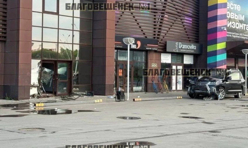 Внедорожник протаранил двери торгового центра в Благовещенске