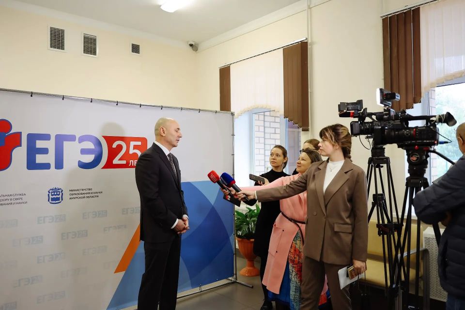 Благовещенск, 1 июня. В первый день основного периода ЕГЭ руководитель Рособрнадзора Анзор Музаев посетил школу №22 — самую близкую к государственной границе образовательную организацию Благовещенск, 1 июня. В первый день основного периода ЕГЭ руководитель Рособрнадзора Анзор Музаев посетил школу №22 — самую близкую к государственной границе образовательную организацию