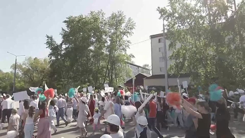 Праздничное шествие, показ одежды из полимеров, самое массовое исполнение песни, концерт группы «Градусы» и фейерверк