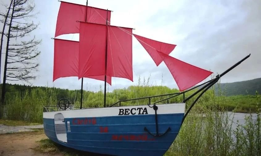 «Как в Питере!»: в Тынде на пляже «пришвартовался» корабль с алыми парусами