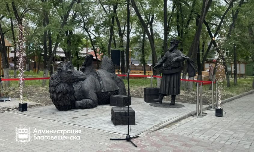 Скульптура купца и верблюда украсила Благовещенск в День 170-летия города