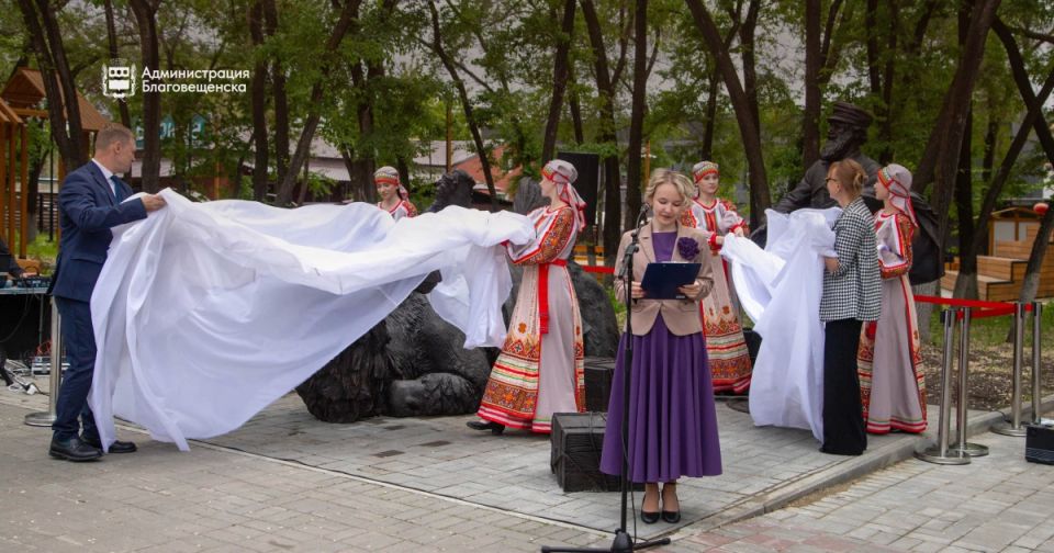 В Купеческом сквере в Благовещенске торжественно открыли новую скульптуру «Торговец с верблюдом» В Купеческом сквере в Благовещенске торжественно открыли новую скульптуру «Торговец с верблюдом»