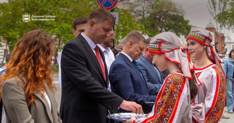В Купеческом сквере в Благовещенске торжественно открыли новую скульптуру «Торговец с верблюдом» В Купеческом сквере в Благовещенске торжественно открыли новую скульптуру «Торговец с верблюдом»