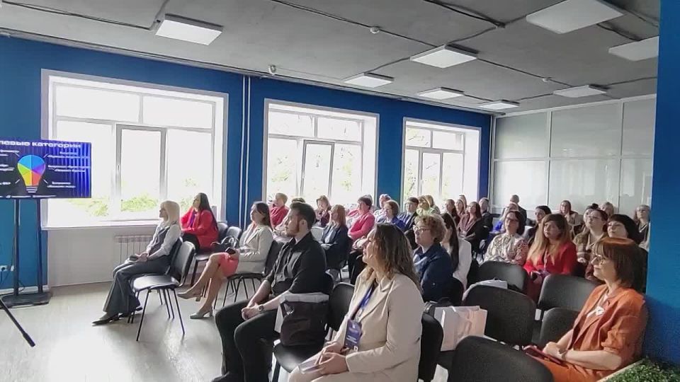 На соседней площадке идет питч-сессия "Эффективные практики в государственном и муниципальном управлении"