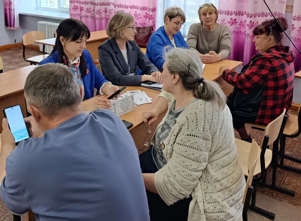 Специалисты Кадрового центра в Зее организовали выездную приёмную для членов семей участников СВО в селе Овсянка Зейского муниципального округа