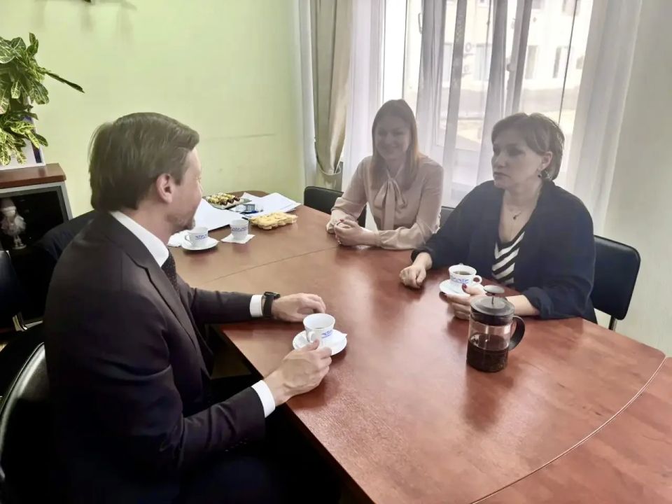 В ходе рабочей поездки в регион провёл встречу с заместителем министра экономического развития Амурской области Татьяной Сергеевной Величко и заместителем гендиректора Фонда развития промышленности региона Ириной Сергеевной...