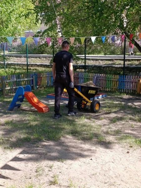 Сотрудники и слушатели Центра профессиональной подготовки УМВД России по Амурской области помогли благоустроить территорию подшефного центра «Забота» Сотрудники и слушатели Центра профессиональной подготовки УМВД России по Амурской области помогли благоустроить территорию подшефного центра «Забота»