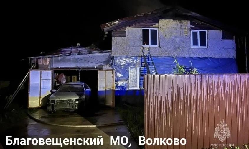 Молния ударила в крышу жилого дома в селе Волково, из-за чего начался пожар