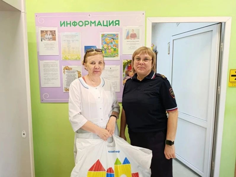 Сотрудники и слушатели Центра профессиональной подготовки УМВД России по Амурской области помогли благоустроить территорию подшефного центра «Забота» Сотрудники и слушатели Центра профессиональной подготовки УМВД России по Амурской области помогли благоустроить территорию подшефного центра «Забота»