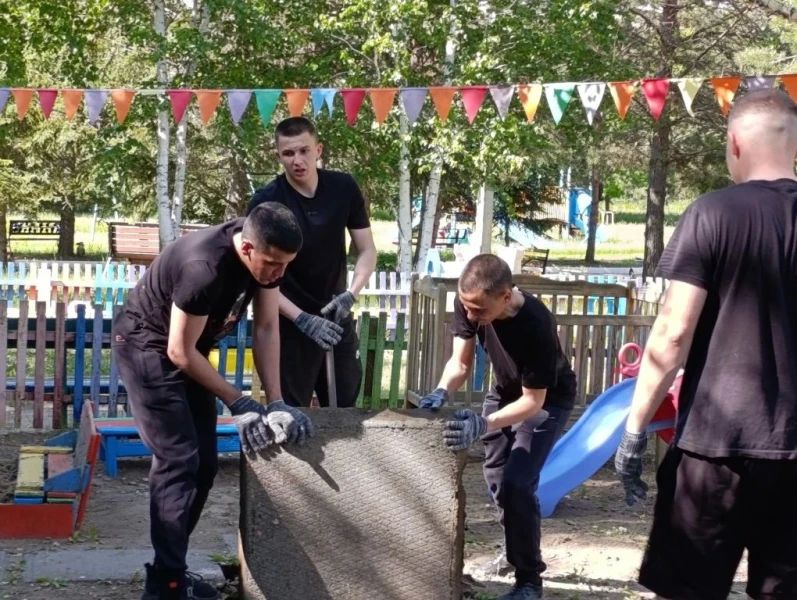 Сотрудники и слушатели Центра профессиональной подготовки УМВД России по Амурской области помогли благоустроить территорию подшефного центра «Забота» Сотрудники и слушатели Центра профессиональной подготовки УМВД России по Амурской области помогли благоустроить территорию подшефного центра «Забота»