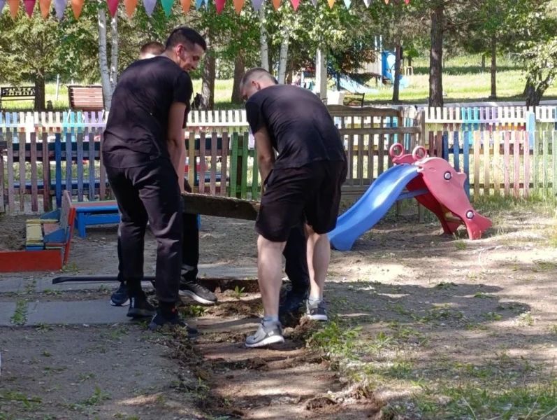 Сотрудники и слушатели Центра профессиональной подготовки УМВД России по Амурской области помогли благоустроить территорию подшефного центра «Забота» Сотрудники и слушатели Центра профессиональной подготовки УМВД России по Амурской области помогли благоустроить территорию подшефного центра «Забота»