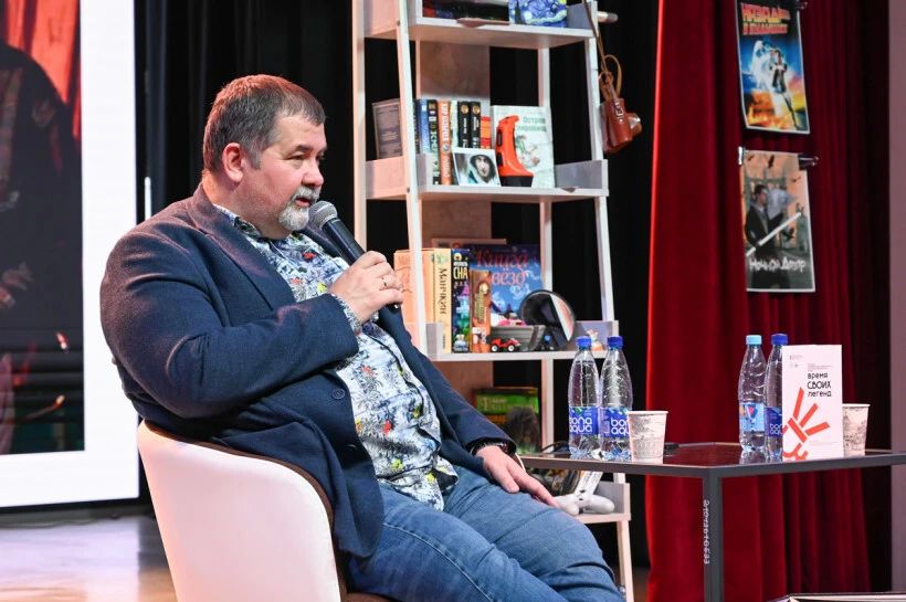 Автор «Дозоров» в Благовещенске: известный российский фантаст встретился с амурчанами