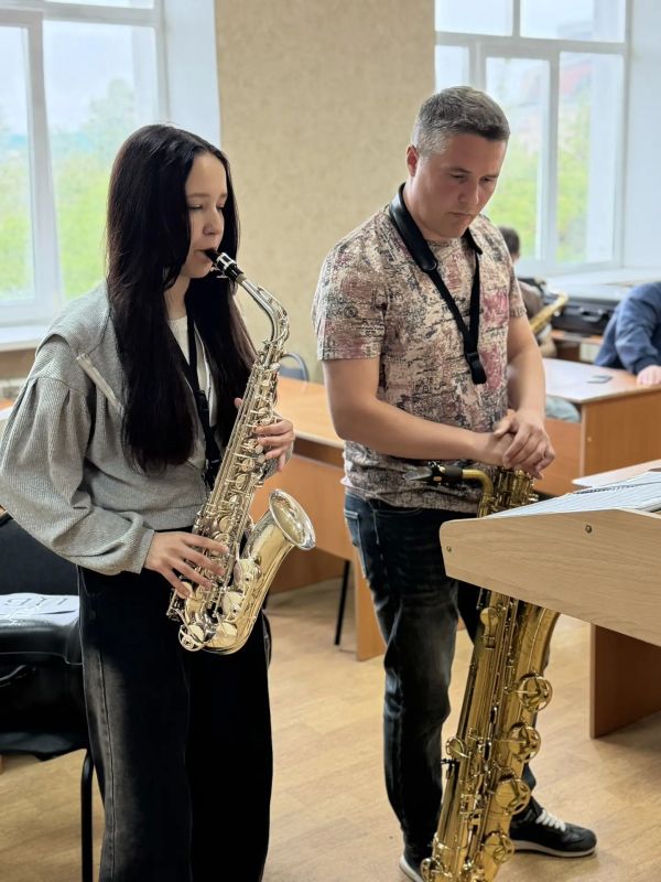 Сегодня в Амурском колледже искусств и культуры в рамках Международного военно-музыкального фестиваля «Виват, Амур!» стартовали уникальные мастер-классы от музыкантов Центрального военного оркестра Министерства обороны... Сегодня в Амурском колледже искусств и культуры в рамках Международного военно-музыкального фестиваля «Виват, Амур!» стартовали уникальные мастер-классы от музыкантов Центрального военного оркестра Министерства обороны...