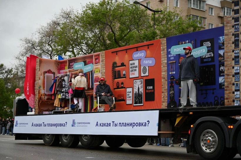 Ростовые куклы, сотня спецтехники и семь тысяч человек под дождем: как прошло юбилейное шествие в Благовещенске Ростовые куклы, сотня спецтехники и семь тысяч человек под дождем: как прошло юбилейное шествие в Благовещенске