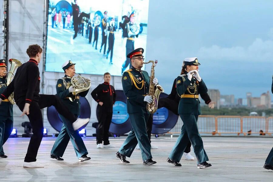 Замечательный музыкальный праздник подарили Благовещенску музыканты ведущих духовых оркестров страны в финальный день военно-музыкального фестиваля «Виват, Амур!» Замечательный музыкальный праздник подарили Благовещенску музыканты ведущих духовых оркестров страны в финальный день военно-музыкального фестиваля «Виват, Амур!»