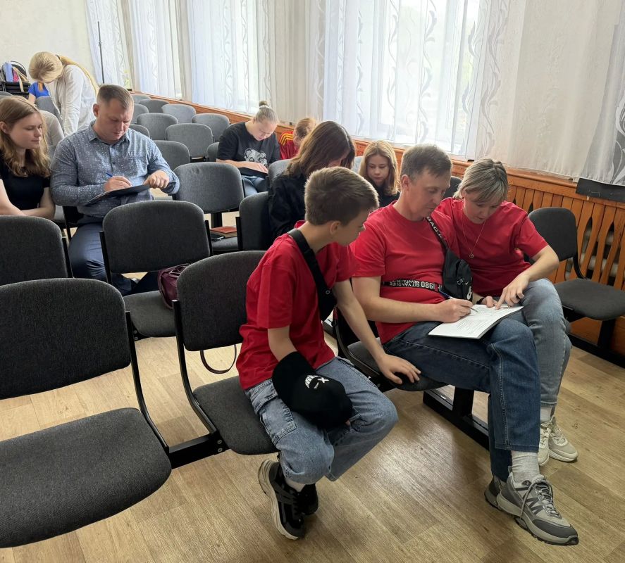В Белогорске выбрали самую финансово грамотную семью: стартовал муниципальный этап Всероссийского фестиваля сбережений и инвестиций В Белогорске выбрали самую финансово грамотную семью: стартовал муниципальный этап Всероссийского фестиваля сбережений и инвестиций