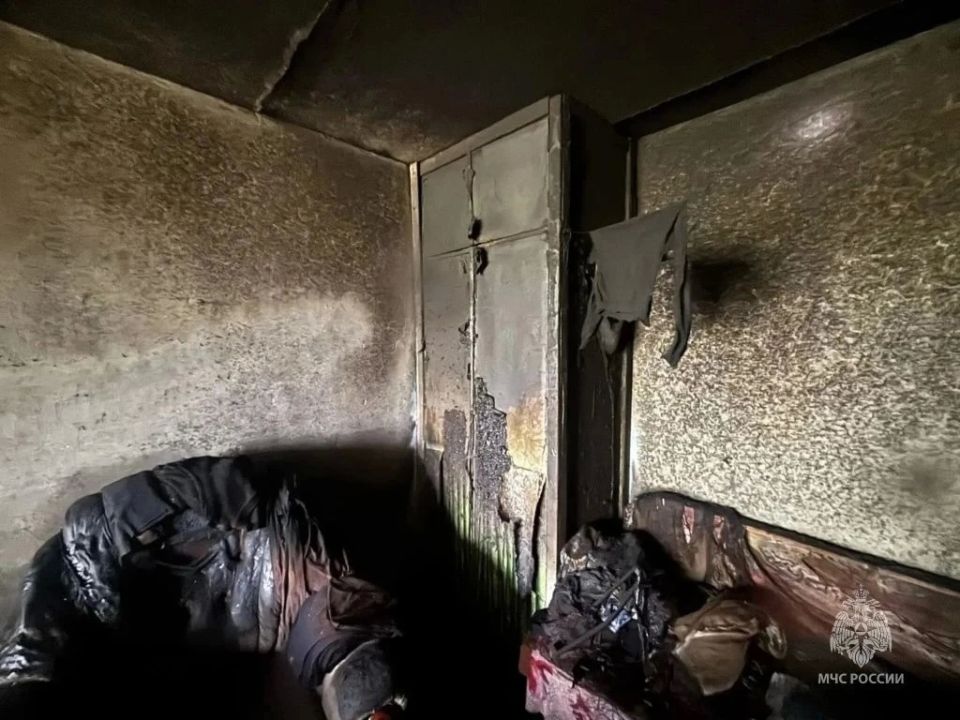 Троих детей и мужчину спасли пожарные из горящей пятиэтажки в Шимановске