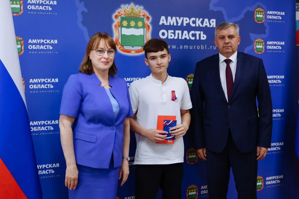 Юные амурчане получили первые паспорта в канун Дня России Юные амурчане получили первые паспорта в канун Дня России