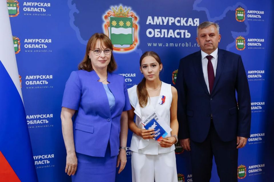 Юные амурчане получили первые паспорта в канун Дня России Юные амурчане получили первые паспорта в канун Дня России