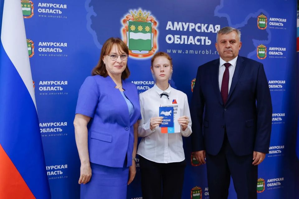 Юные амурчане получили первые паспорта в канун Дня России Юные амурчане получили первые паспорта в канун Дня России