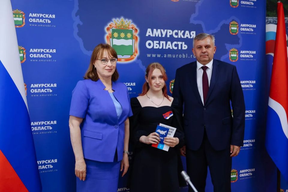 Юные амурчане получили первые паспорта в канун Дня России Юные амурчане получили первые паспорта в канун Дня России