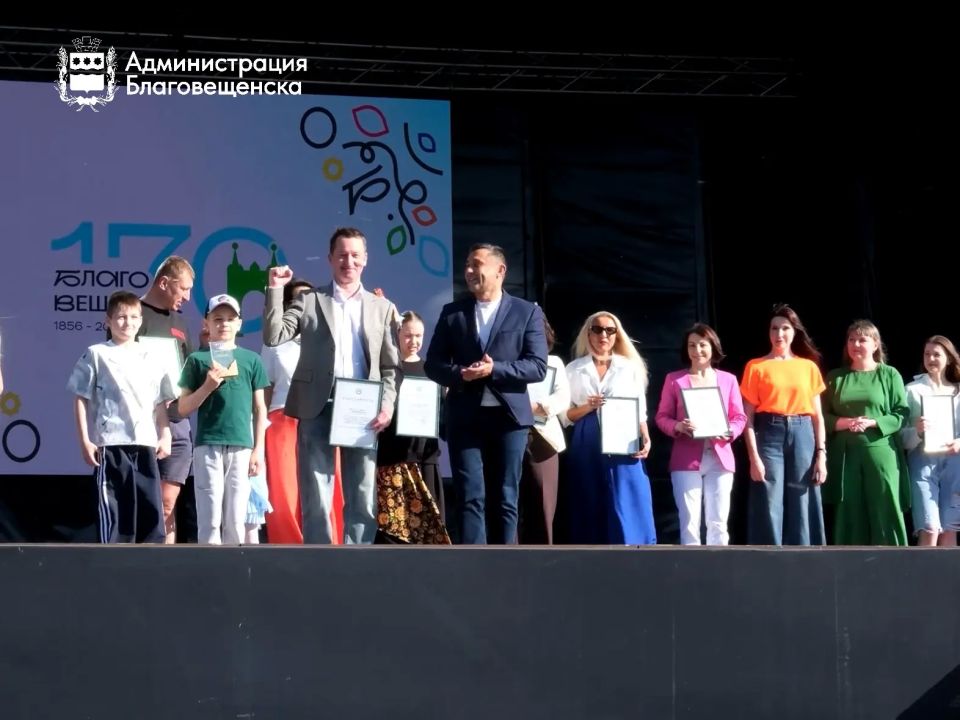 «Для настоящего праздника и единения не может быть плохой погоды»: мэр города Олег Имамеев наградил самых ярких участников шествия посвящённого Дню города «Для настоящего праздника и единения не может быть плохой погоды»: мэр города Олег Имамеев наградил самых ярких участников шествия посвящённого Дню города