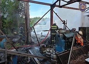 Пожарные спасли жилой дом во время возгорания в Селемджинском районе Пожарные спасли жилой дом во время возгорания в Селемджинском районе