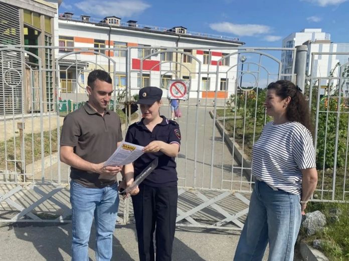 В г. Циолковском полицейские и общественница напомнили водителям о безопасности детей-пассажиров