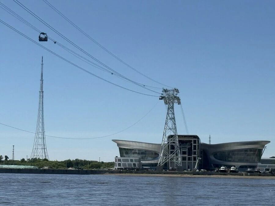 В воскресенье, 14 июня, на строящейся канатной дороге над Амуром заметили кабинку с людьми В воскресенье, 14 июня, на строящейся канатной дороге над Амуром заметили кабинку с людьми