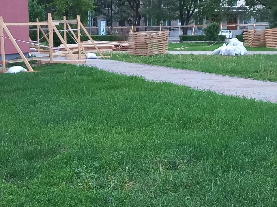 В Благовещенске закрывают высоким забором зеленую зону вдоль улицы 50-летия Октября от Ленина до Зейской В Благовещенске закрывают высоким забором зеленую зону вдоль улицы 50-летия Октября от Ленина до Зейской