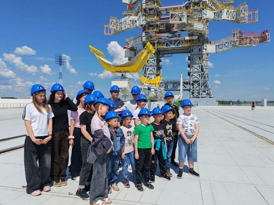 Ребята из Шимановского социально-реабилитационного центра смогли немного приблизится к космосу, они посетили космодром «Восточный» Ребята из Шимановского социально-реабилитационного центра смогли немного приблизится к космосу, они посетили космодром «Восточный»