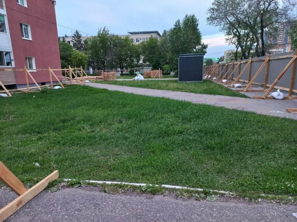 В Благовещенске закрывают высоким забором зеленую зону вдоль улицы 50-летия Октября от Ленина до Зейской
