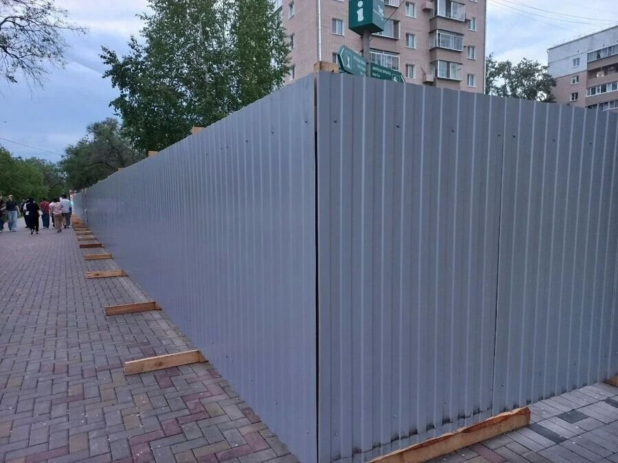 В Благовещенске закрывают высоким забором зеленую зону вдоль улицы 50-летия Октября от Ленина до Зейской В Благовещенске закрывают высоким забором зеленую зону вдоль улицы 50-летия Октября от Ленина до Зейской