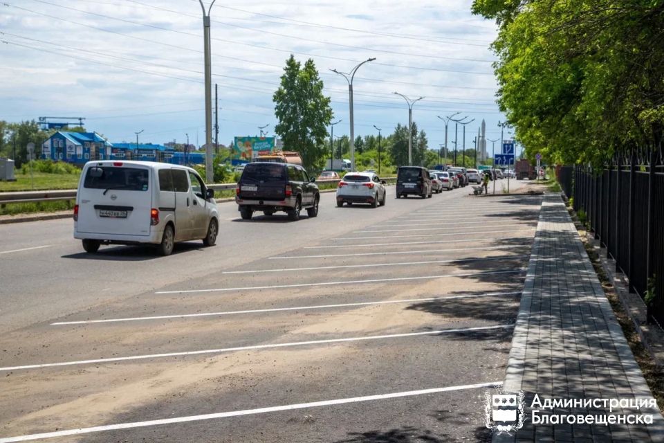 Парковку вдоль парка Дружбы обустроили досрочно Парковку вдоль парка Дружбы обустроили досрочно