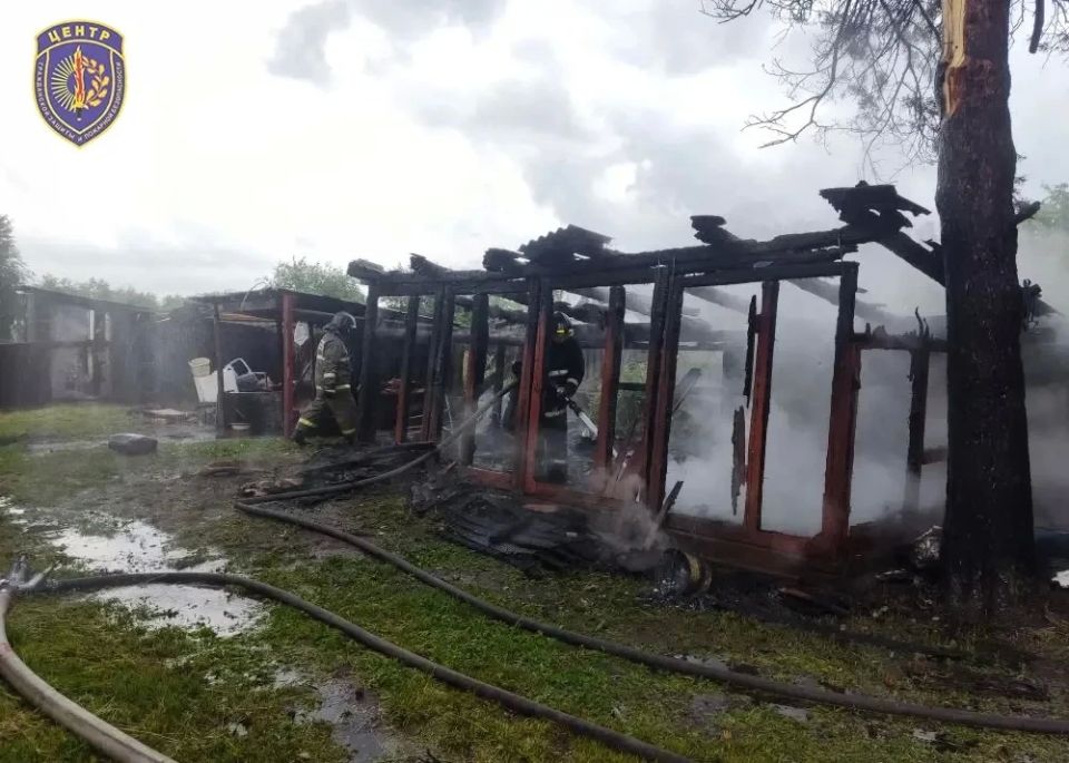 Во время грозы в амурском селе молния ударила в дерево – сгорела постройка Во время грозы в амурском селе молния ударила в дерево – сгорела постройка