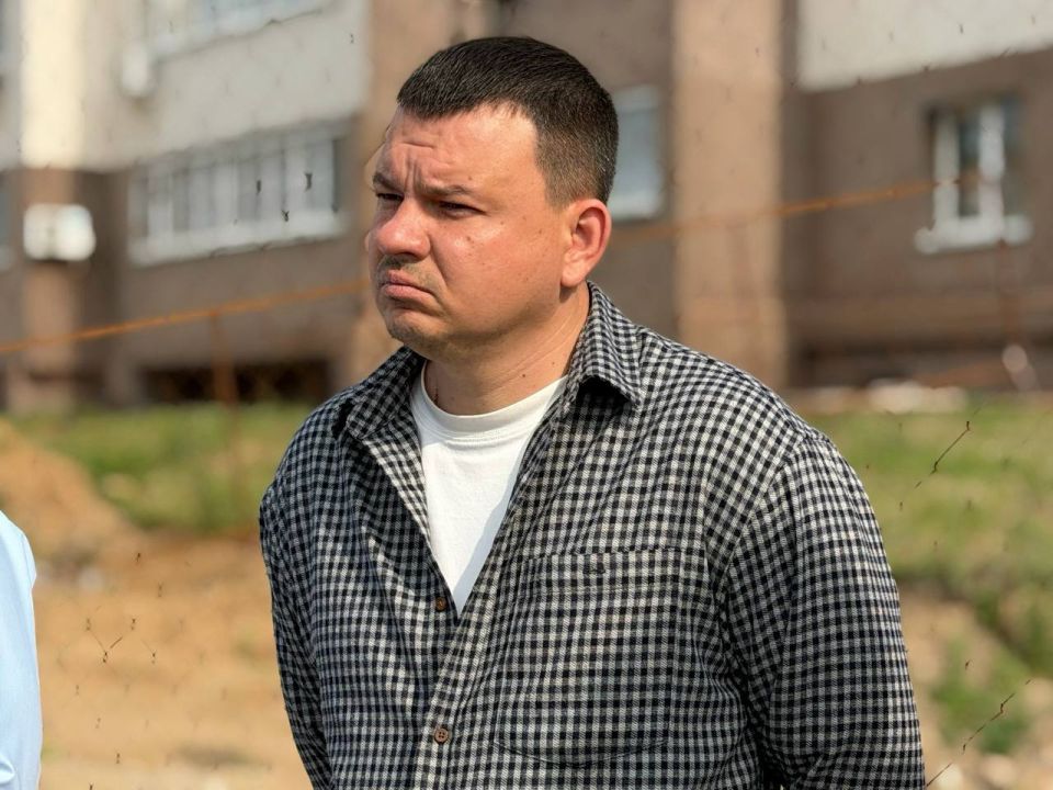 Олег Имамеев: Сегодня 17 июня. Два дня назад, 15-го, в 800-м квартале должны были как минимум завершить благоустройство между домами 68 и 70 на улице Строителей и отсыпать щебнем улицу Шафира на участке от 50 лет Октября до... Олег Имамеев: Сегодня 17 июня. Два дня назад, 15-го, в 800-м квартале должны были как минимум завершить благоустройство между домами 68 и 70 на улице Строителей и отсыпать щебнем улицу Шафира на участке от 50 лет Октября до...