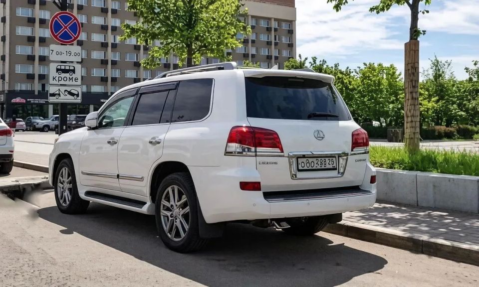 Парковка вдоль площади Ленина в дневное время для автобусов Парковка вдоль площади Ленина в дневное время для автобусов