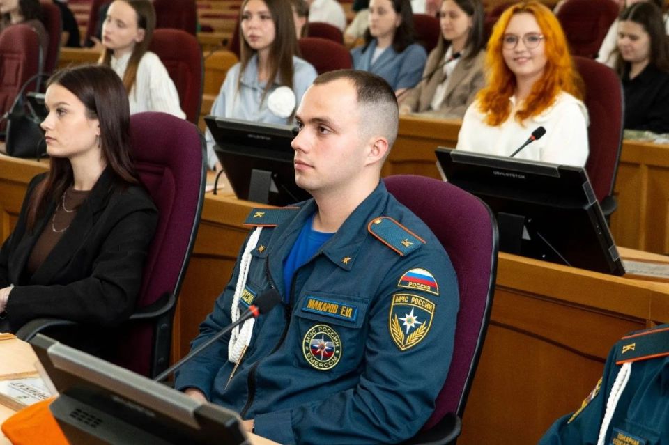 Амурские депутаты наградили лучших студентов области Амурские депутаты наградили лучших студентов области