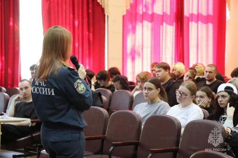 Сотрудники ГИМС напомнили студентам правила поведения у воды Сотрудники ГИМС напомнили студентам правила поведения у воды