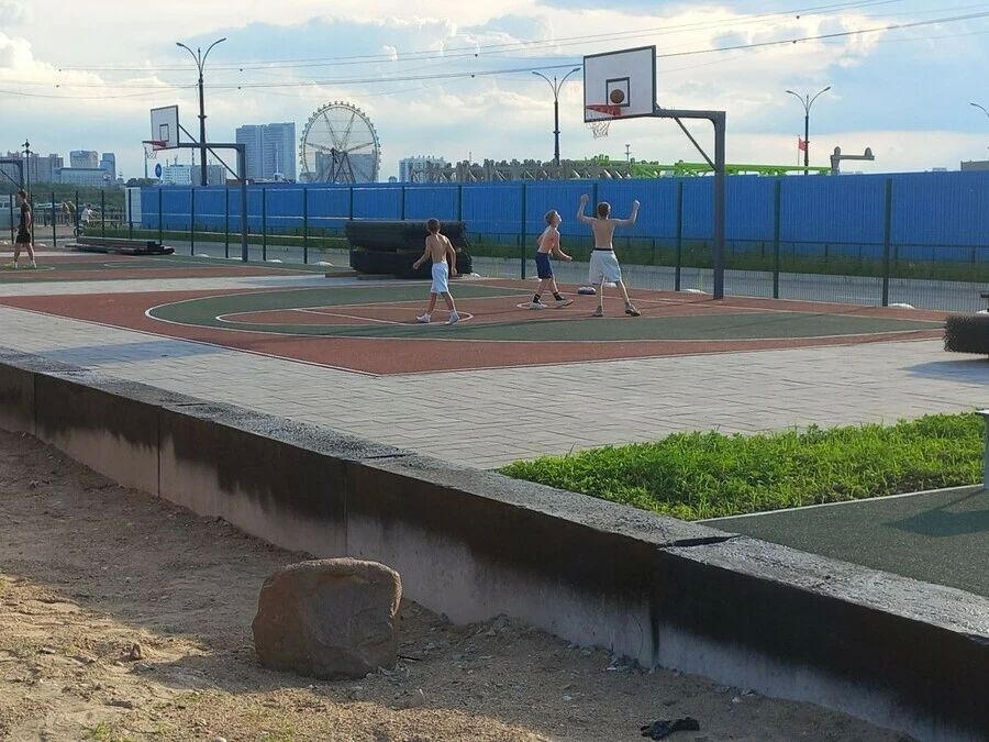 Некоторые аттракционы, которые до начала реконструкции находились в Городском парке Благовещенска, перевезли в район нового общественного пространства Некоторые аттракционы, которые до начала реконструкции находились в Городском парке Благовещенска, перевезли в район нового общественного пространства