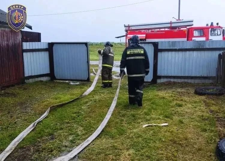 Молния привела к пожару в амурском селе Молния привела к пожару в амурском селе