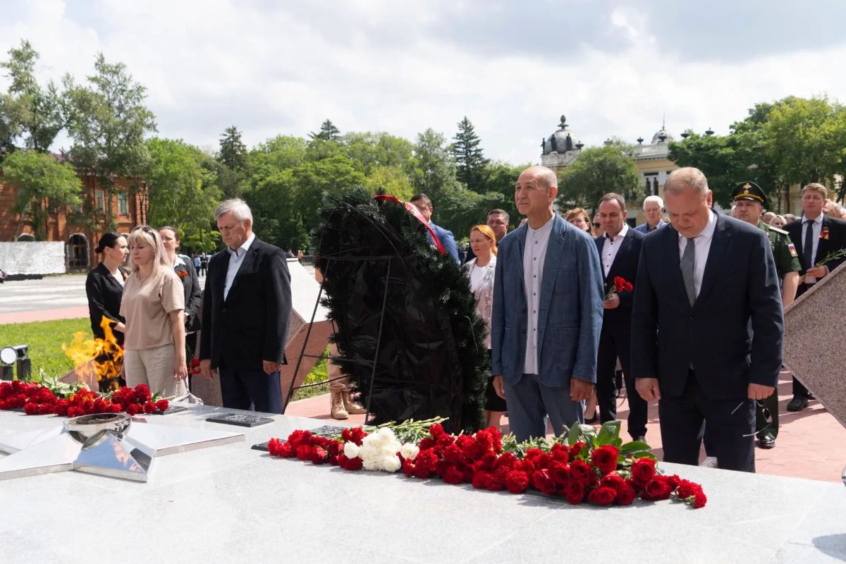 Депутаты Законодательного Собрания Амурской области почтили память воиновамурцев в День памяти и скорби Депутаты Законодательного Собрания Амурской области почтили память воиновамурцев в День памяти и скорби