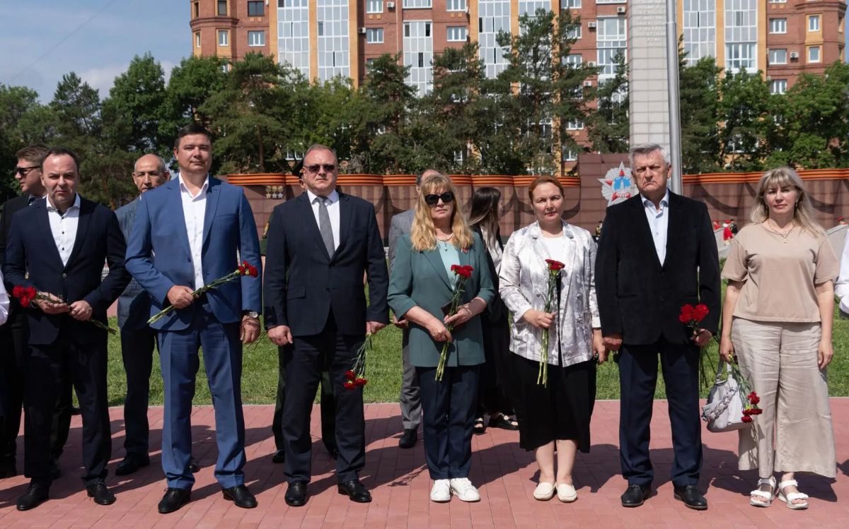 Депутаты Законодательного Собрания Амурской области почтили память воиновамурцев в День памяти и скорби Депутаты Законодательного Собрания Амурской области почтили память воиновамурцев в День памяти и скорби