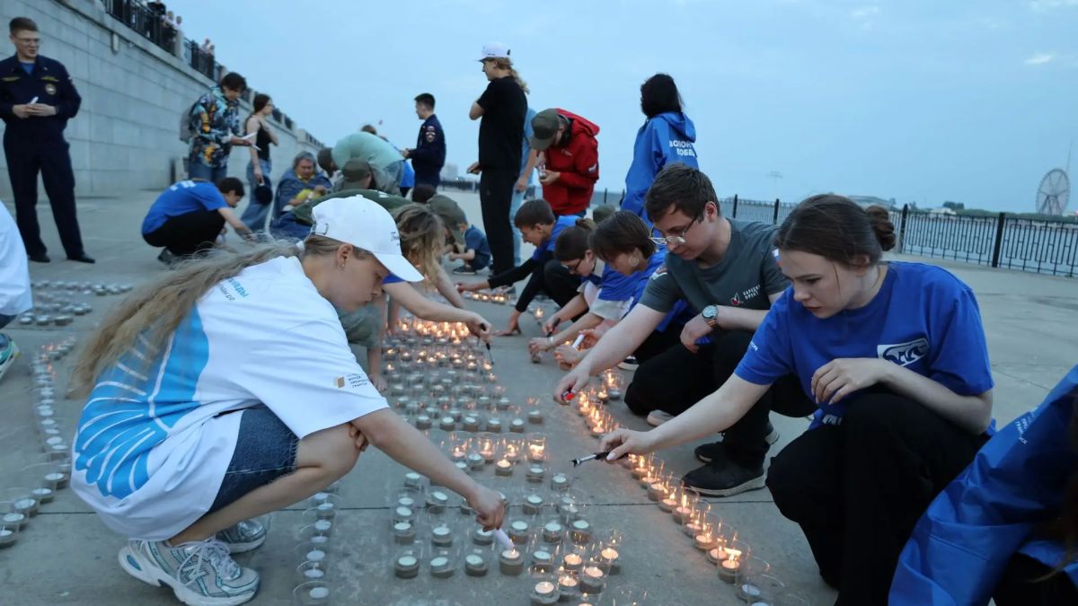 «Амурский комсомолец» из 5 000 свечей создали волонтеры на набережной Благовещенска «Амурский комсомолец» из 5 000 свечей создали волонтеры на набережной Благовещенска
