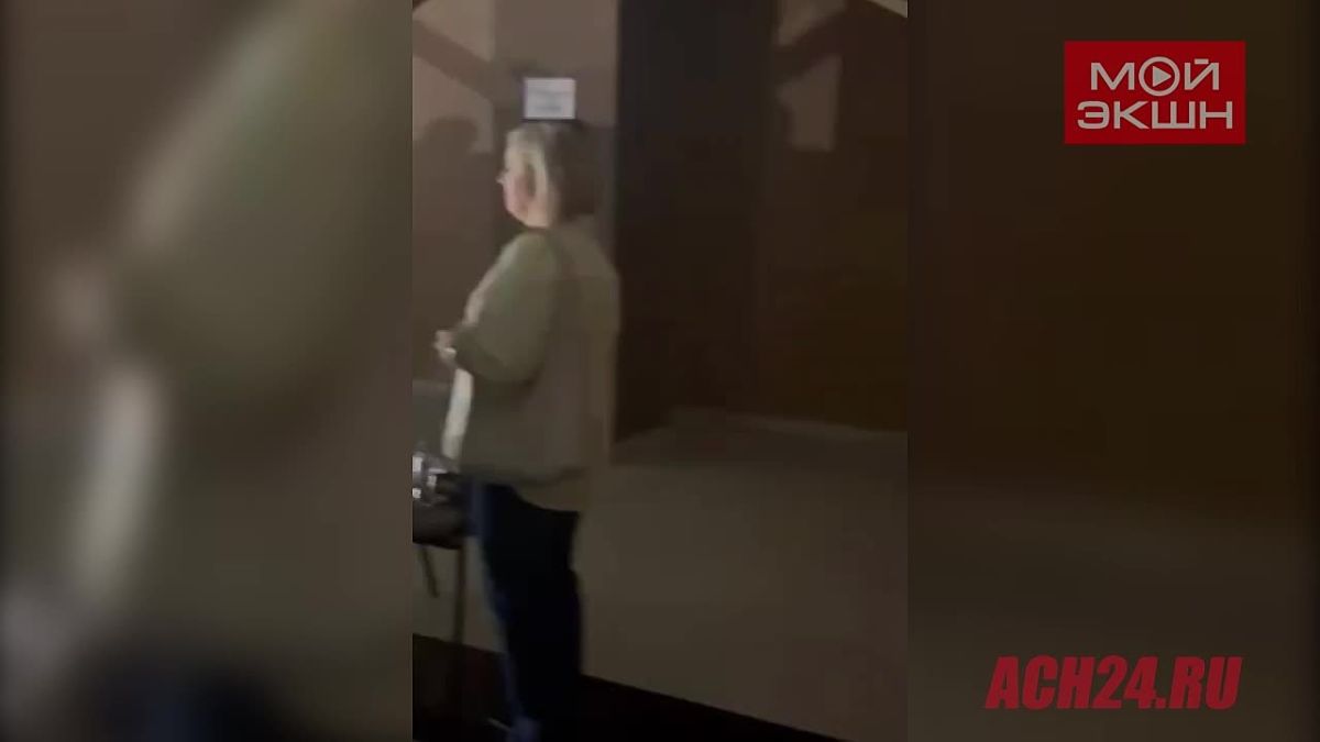 «Даже если ты уйдешь»: в Благовещенске работница ТРЦ растрогала зрителей, подпевая Сергею Лазареву на концерте