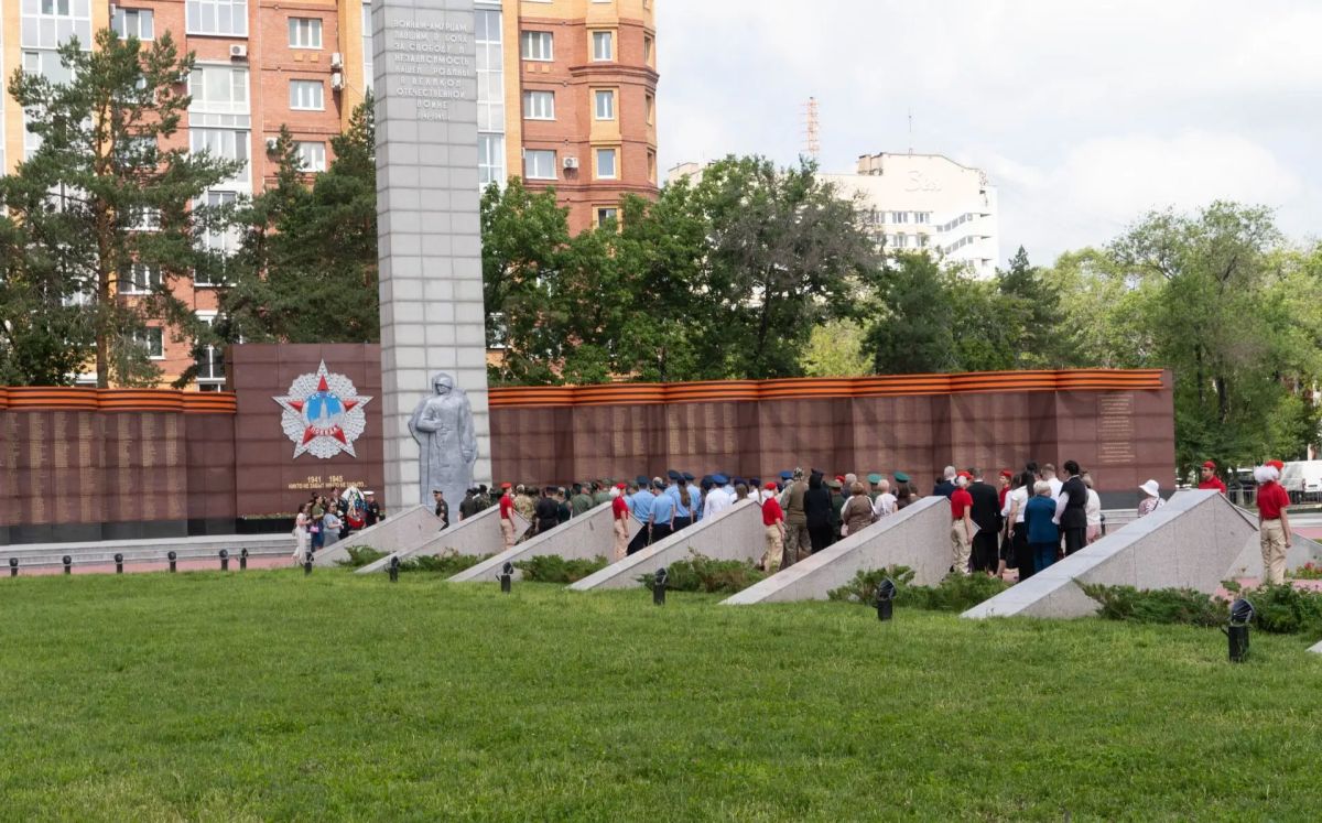 Депутаты Законодательного Собрания Амурской области почтили память воиновамурцев в День памяти и скорби Депутаты Законодательного Собрания Амурской области почтили память воиновамурцев в День памяти и скорби