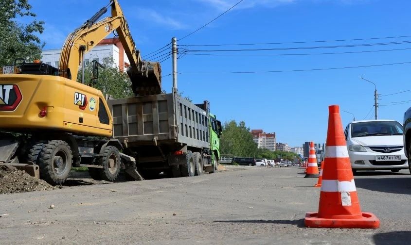 В Благовещенске в рамках нацпроекта обновляют дорогу к крупнейшей больнице Приамурья